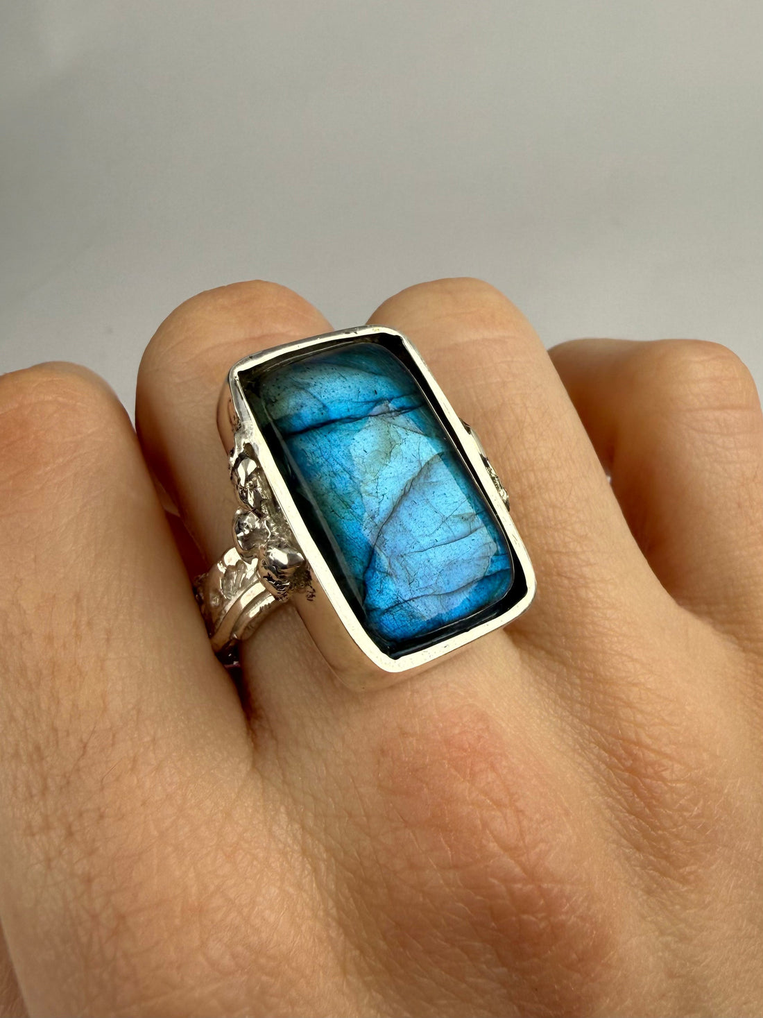 anillo artesanal labradorita rectangular Lalanne