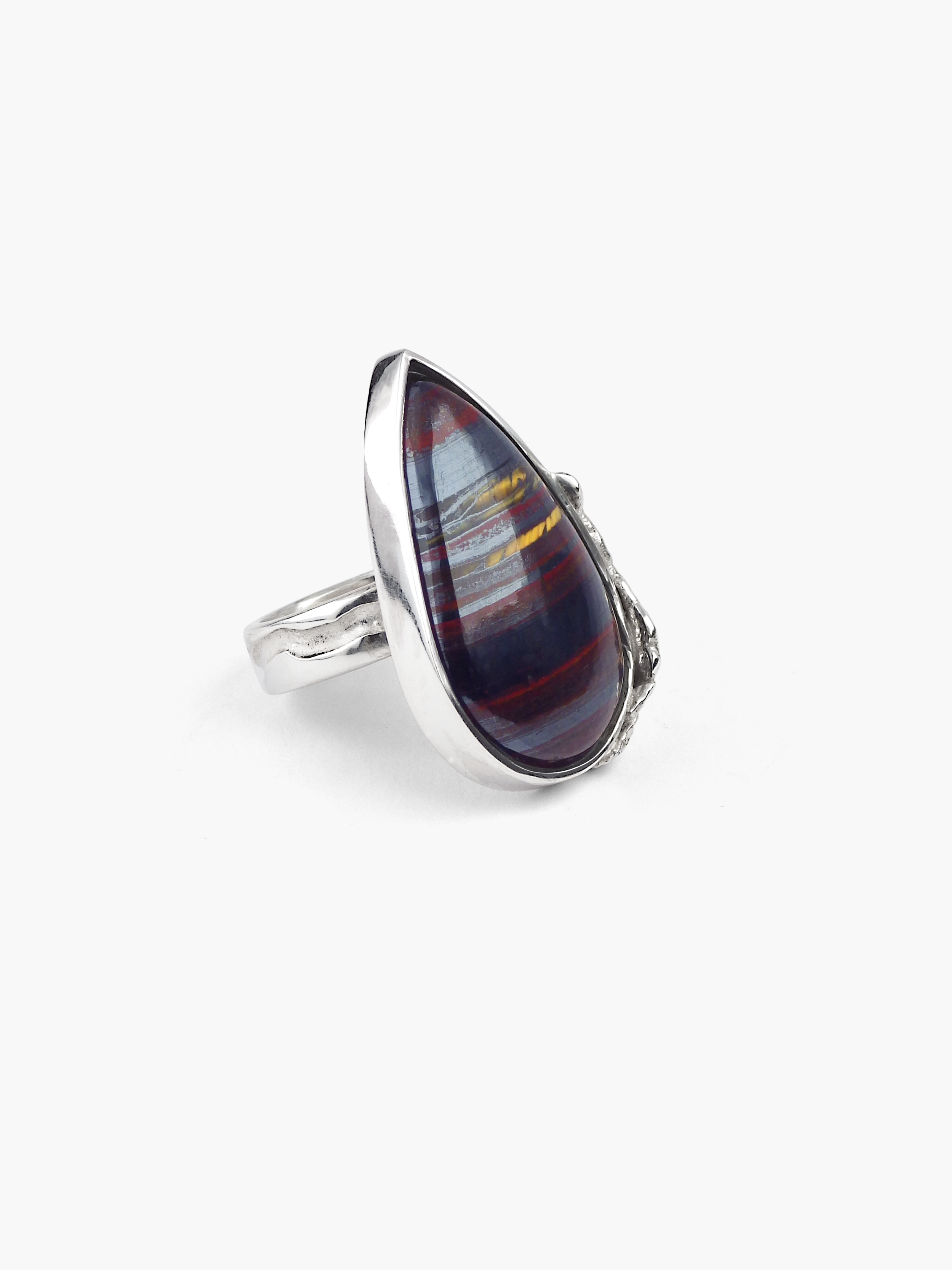 Anillo artesanal con un ojo de tigre en lágrima pulida y plata reciclada Terra, de Lalanne
