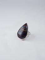 Anillo artesanal con un ojo de tigre en lágrima pulida y plata reciclada Terra, de Lalanne