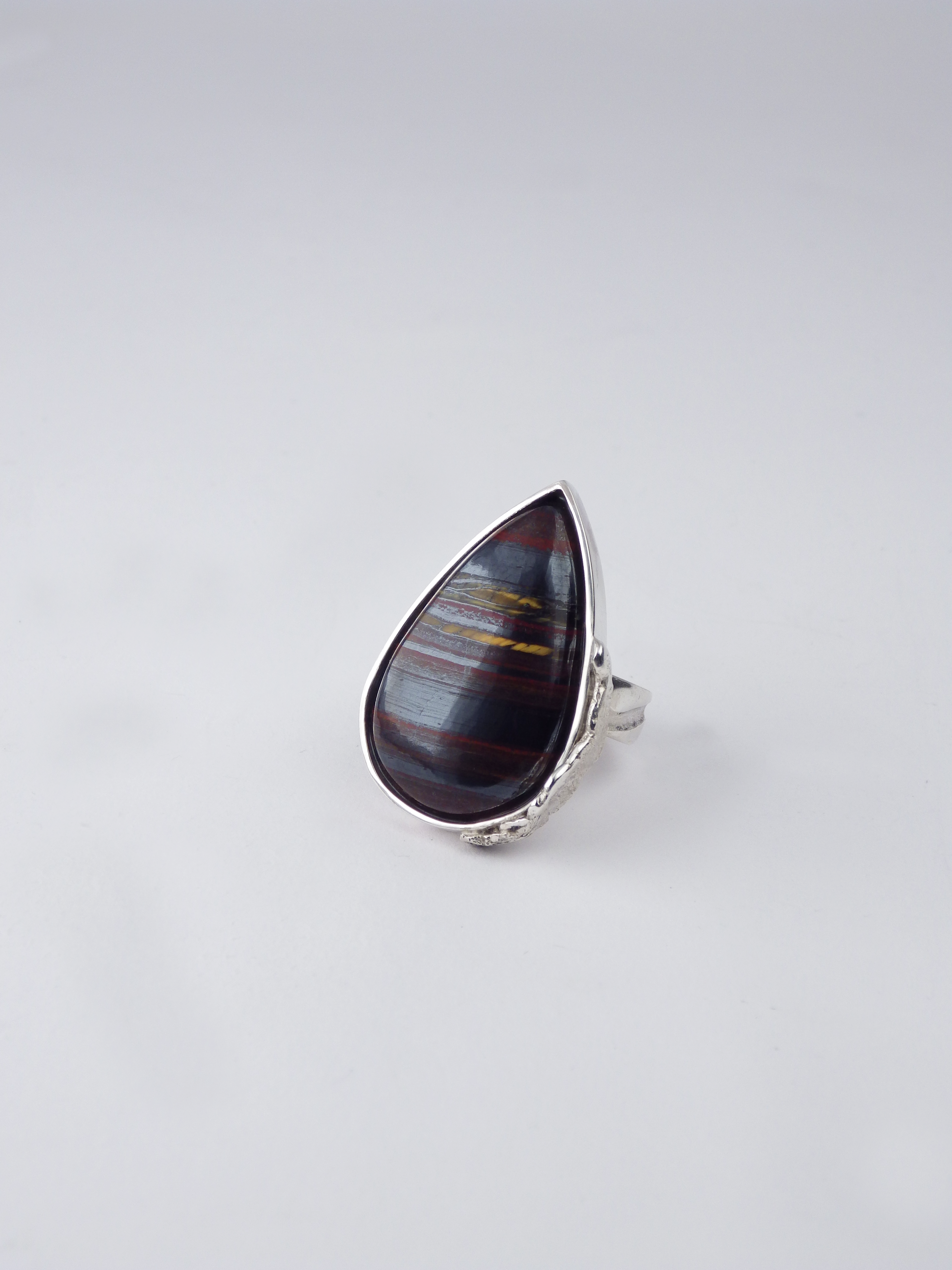 Anillo artesanal con un ojo de tigre en lágrima pulida y plata reciclada Terra, de Lalanne