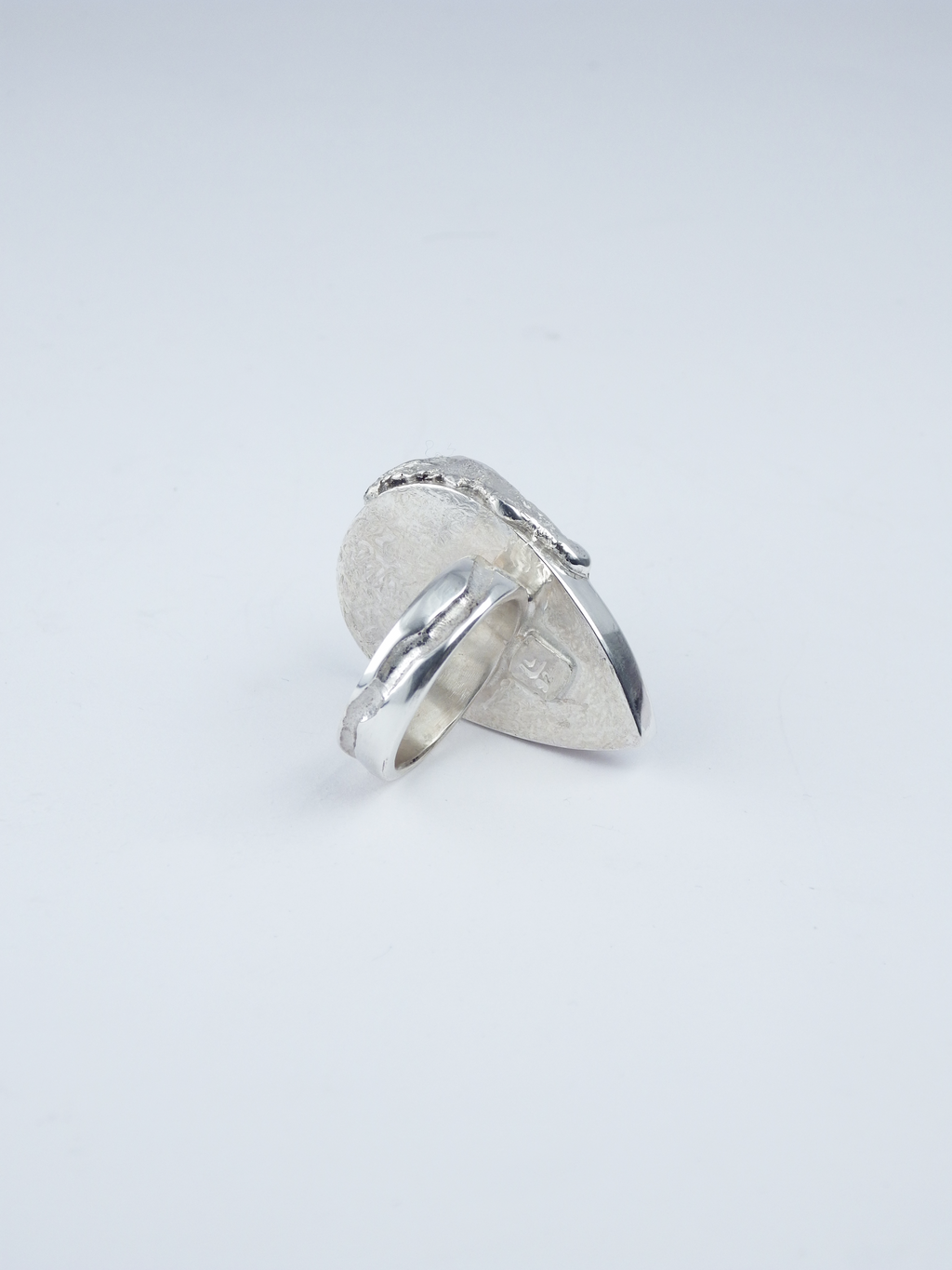 Anillo artesanal con un ojo de tigre en lágrima pulida y plata reciclada Terra, de Lalanne
