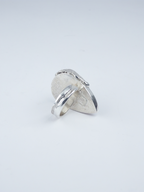 Anillo artesanal con un ojo de tigre en lágrima pulida y plata reciclada Terra, de Lalanne