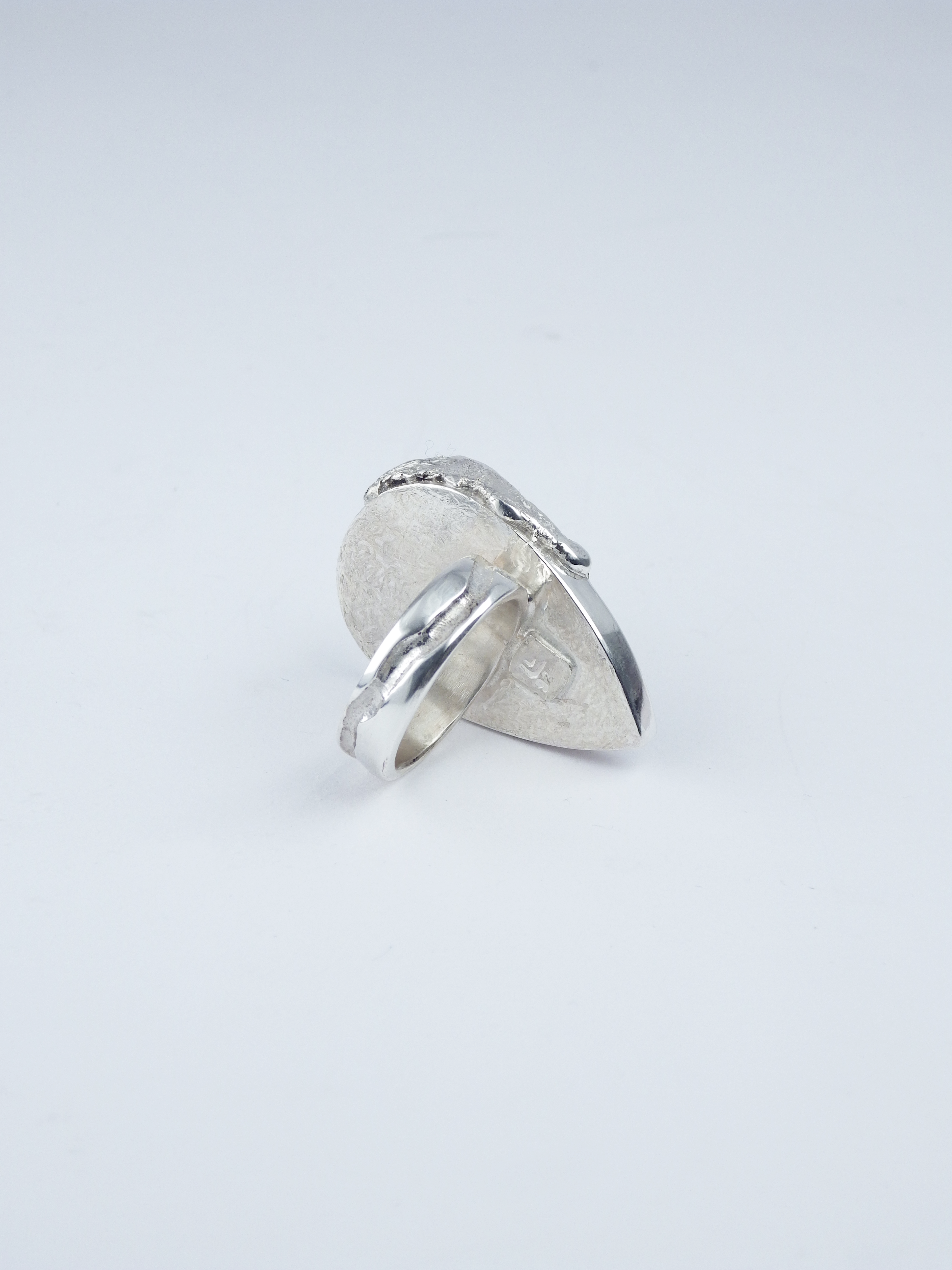 Anillo artesanal con un ojo de tigre en lágrima pulida y plata reciclada Terra, de Lalanne