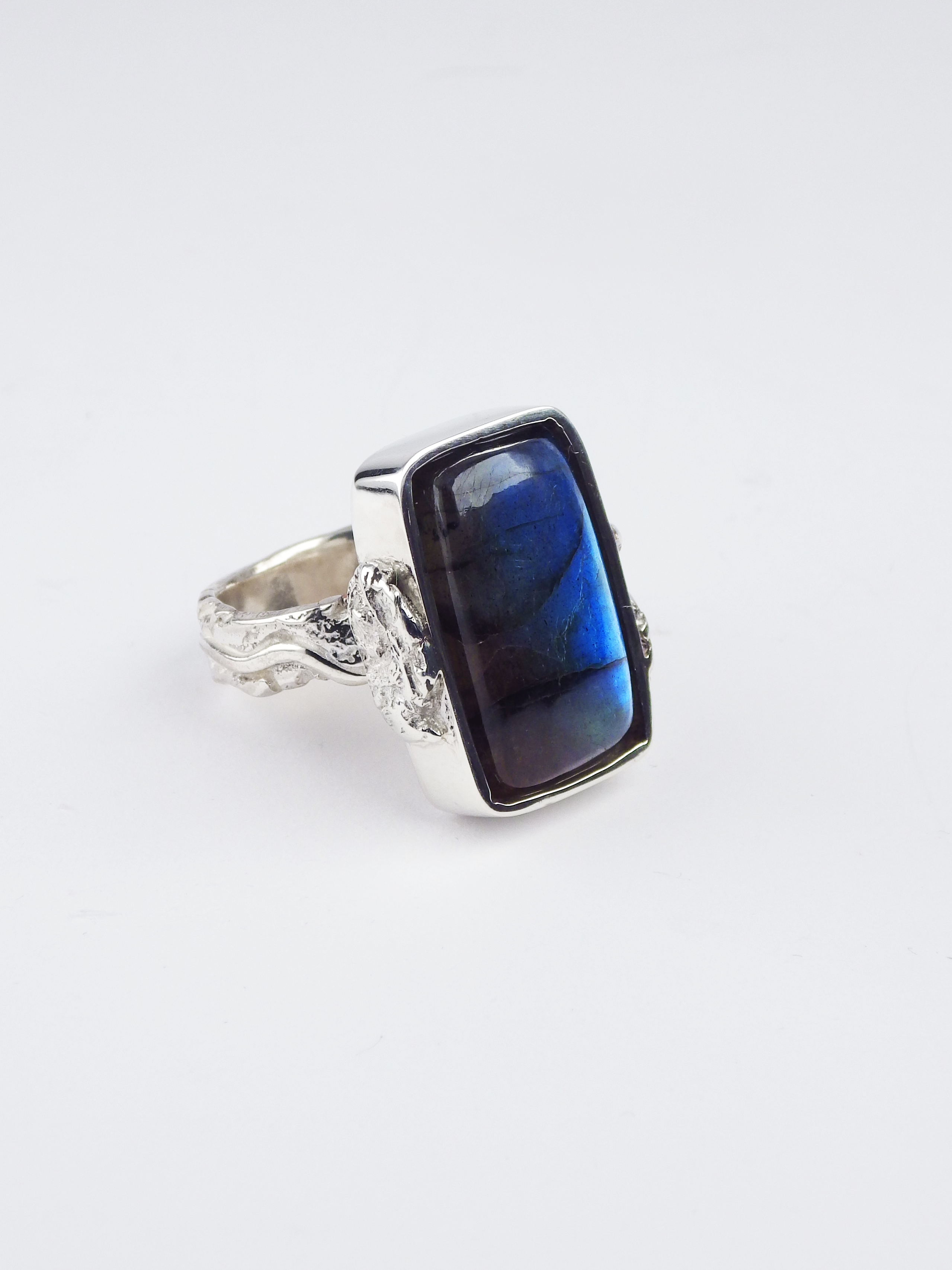 Anillo artesanal con una labradorita rectangular pulida y plata de ley reciclada Treasure, de Lalanne