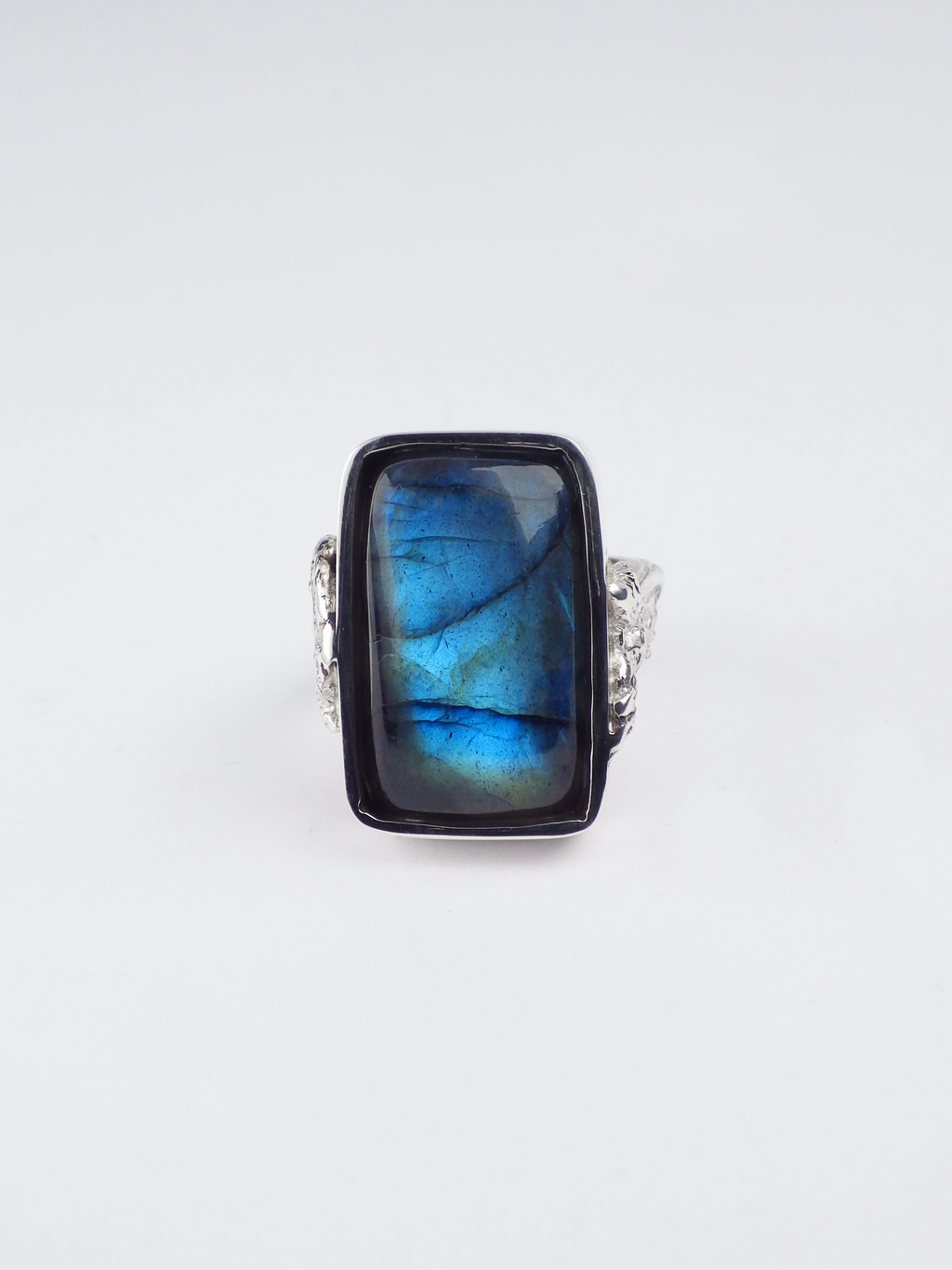 Anillo artesanal con una labradorita rectangular pulida y plata de ley reciclada Treasure, de Lalanne