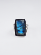 Anillo artesanal con una labradorita rectangular pulida y plata de ley reciclada Treasure, de Lalanne