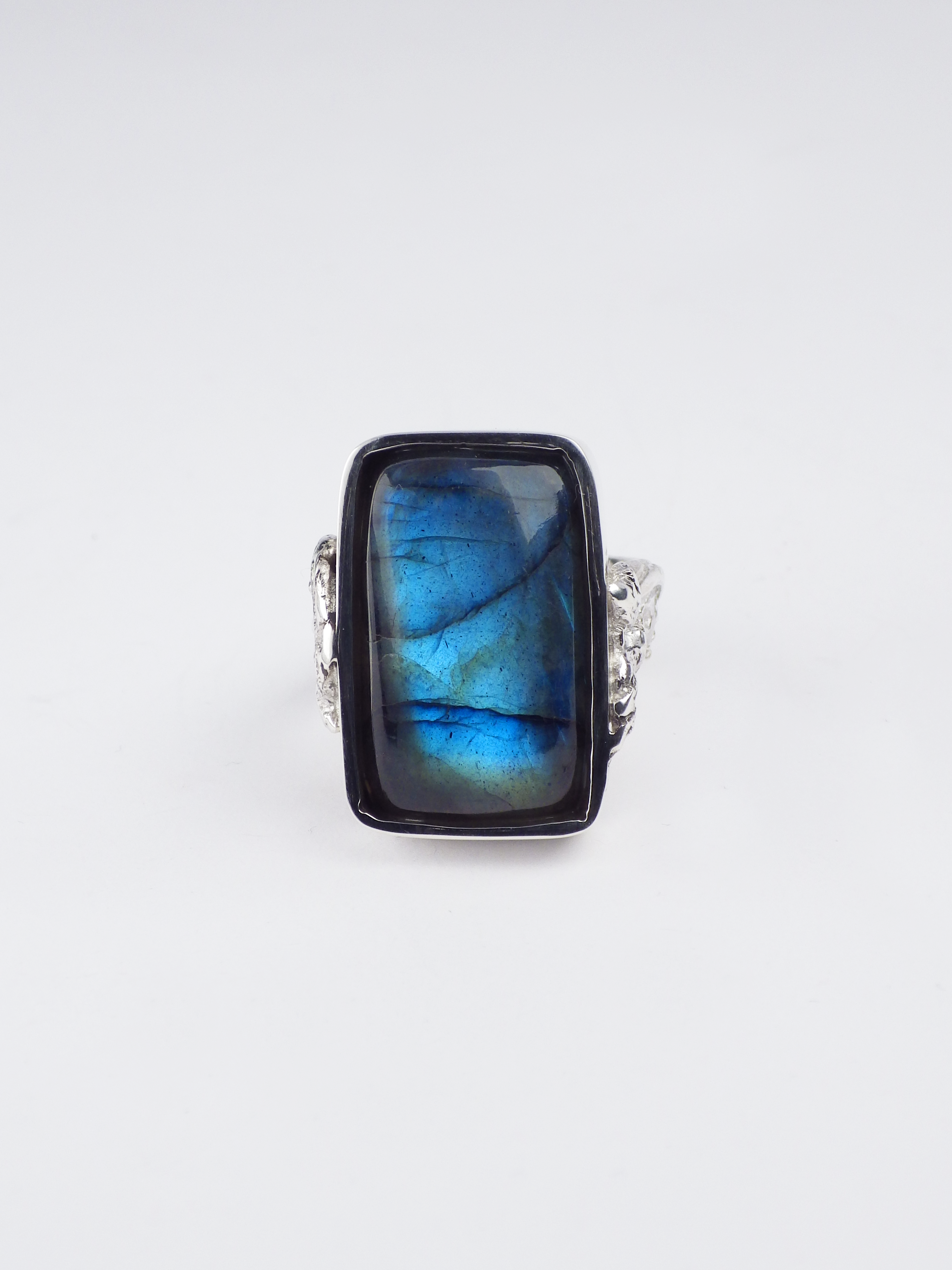 Anillo artesanal con una labradorita rectangular pulida y plata de ley reciclada Treasure, de Lalanne