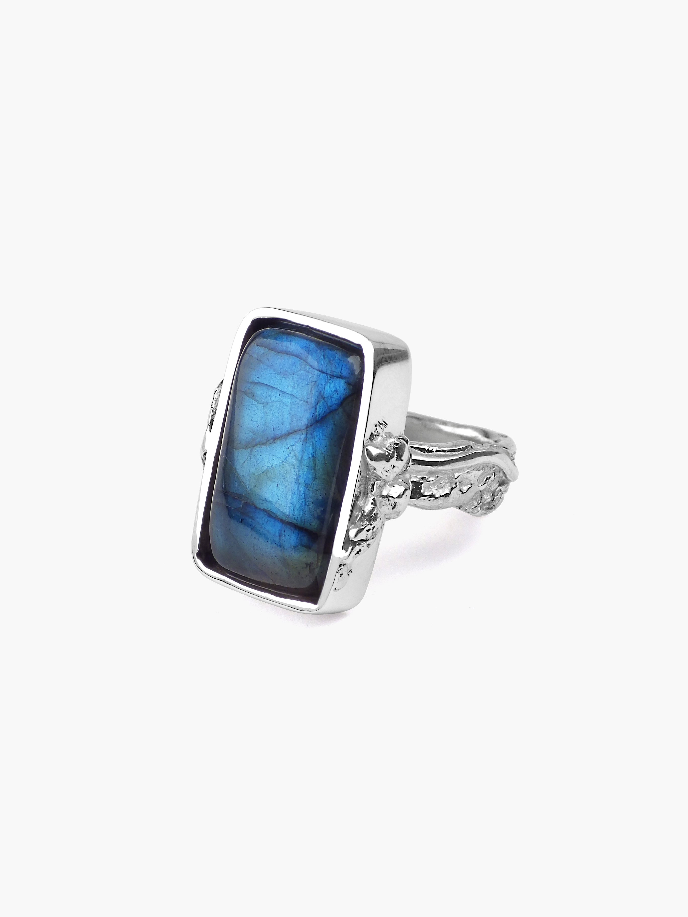 Anillo artesanal con una labradorita rectangular pulida y plata de ley reciclada Treasure, de Lalanne
