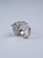 Anillo artesanal con una labradorita rectangular pulida y plata de ley reciclada Treasure, de Lalanne