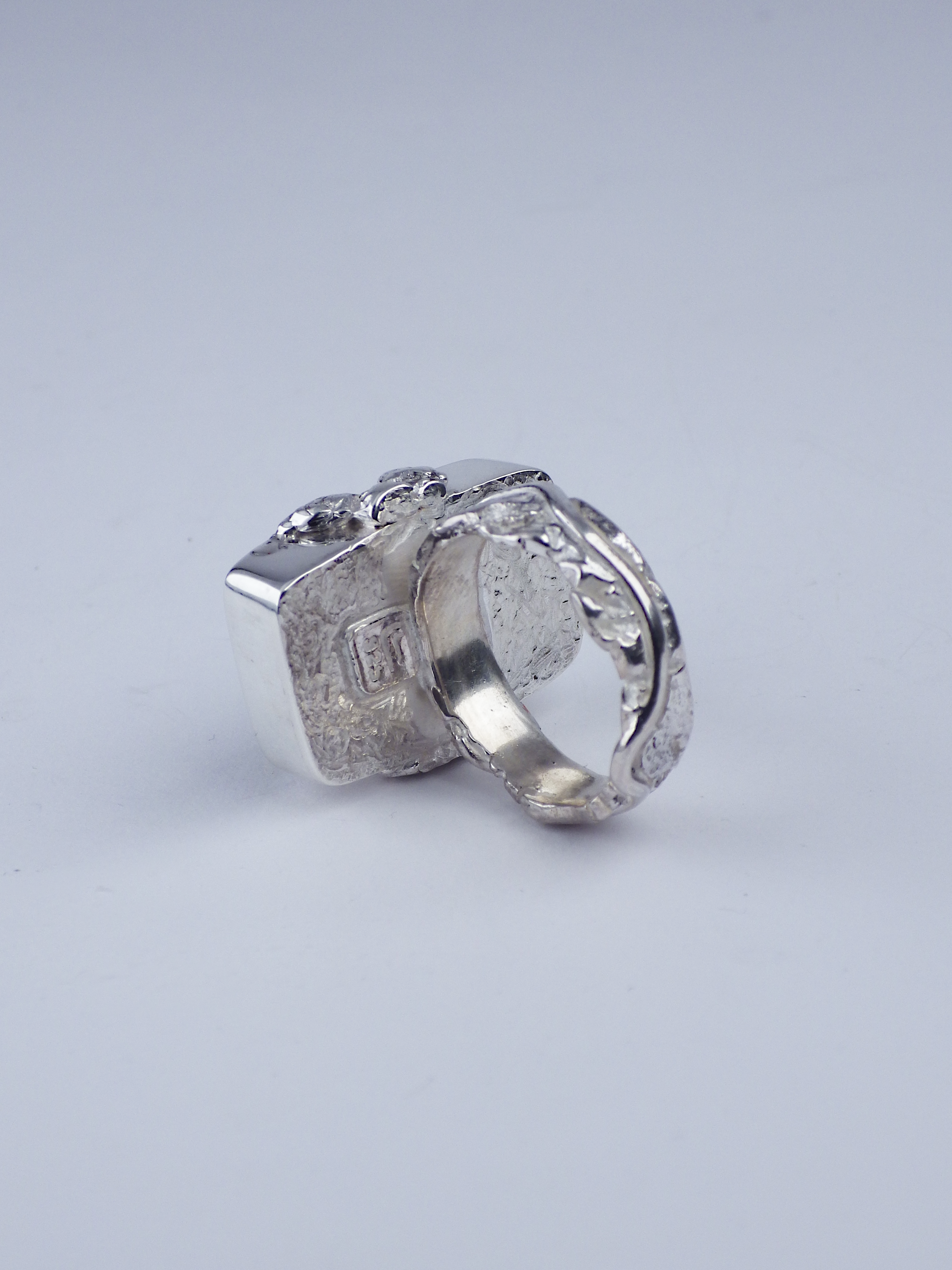 Anillo artesanal con una labradorita rectangular pulida y plata de ley reciclada Treasure, de Lalanne