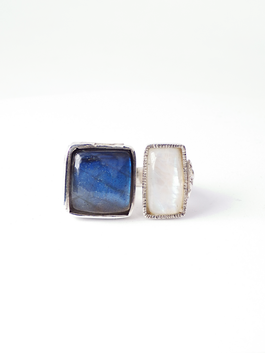 anillo único artesanal con una Labradorita, una piedra Luna y plata de ley reciclada, de Lalanne