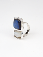 anillo único artesanal con una Labradorita, una piedra Luna y plata de ley reciclada, de Lalanne