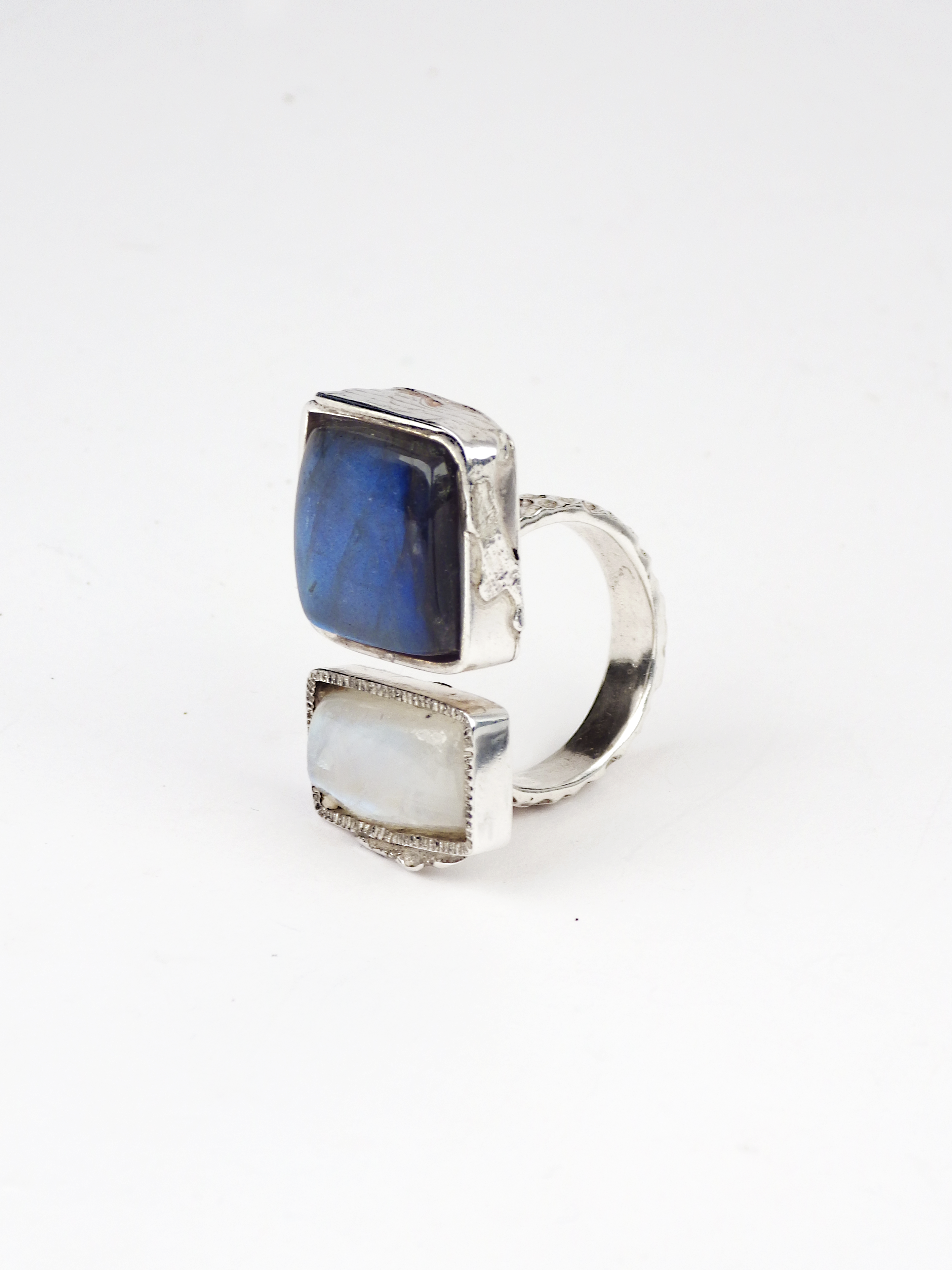 anillo único artesanal con una Labradorita, una piedra Luna y plata de ley reciclada, de Lalanne