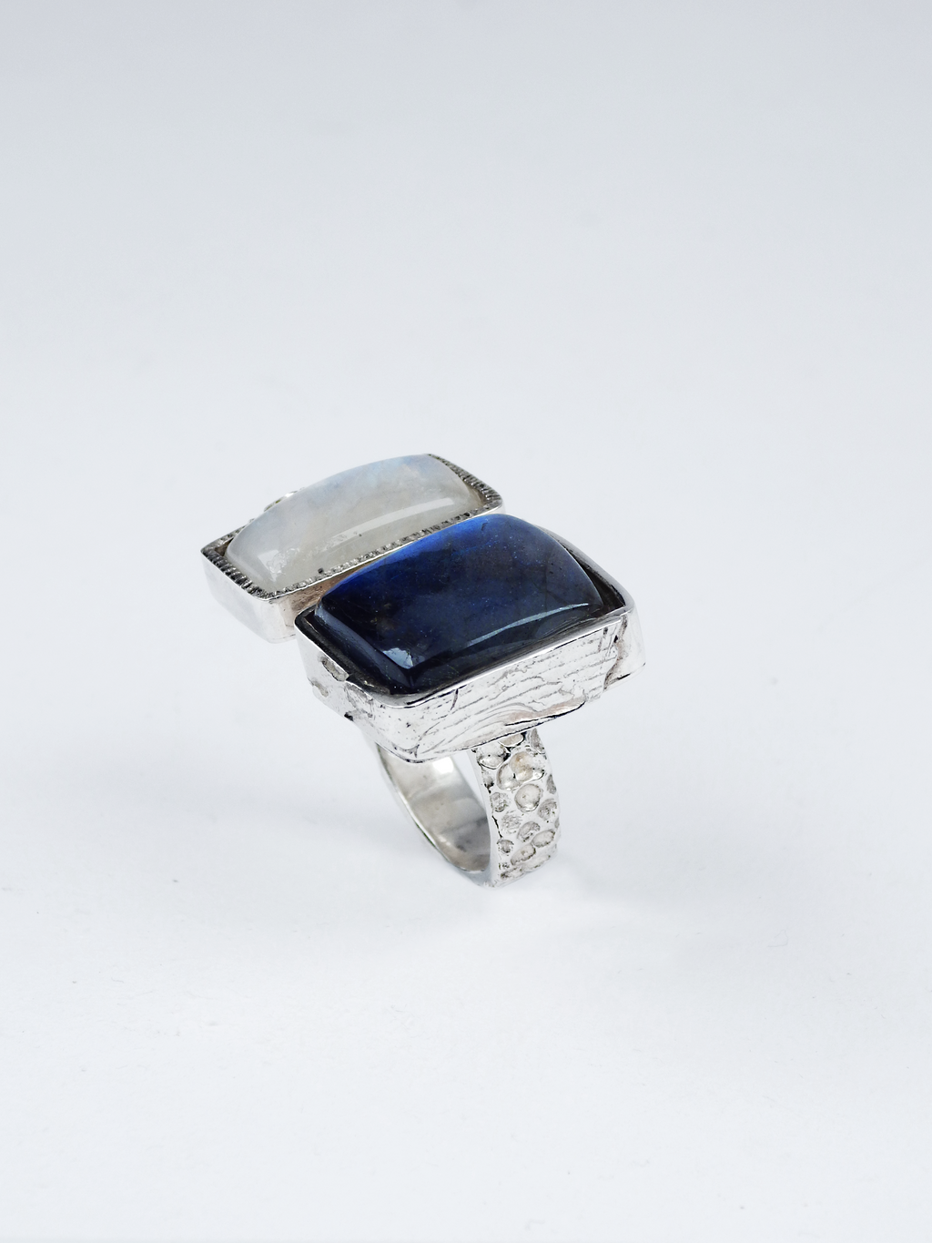 anillo único artesanal con una Labradorita, una piedra Luna y plata de ley reciclada, de Lalanne
