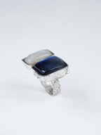 anillo único artesanal con una Labradorita, una piedra Luna y plata de ley reciclada, de Lalanne