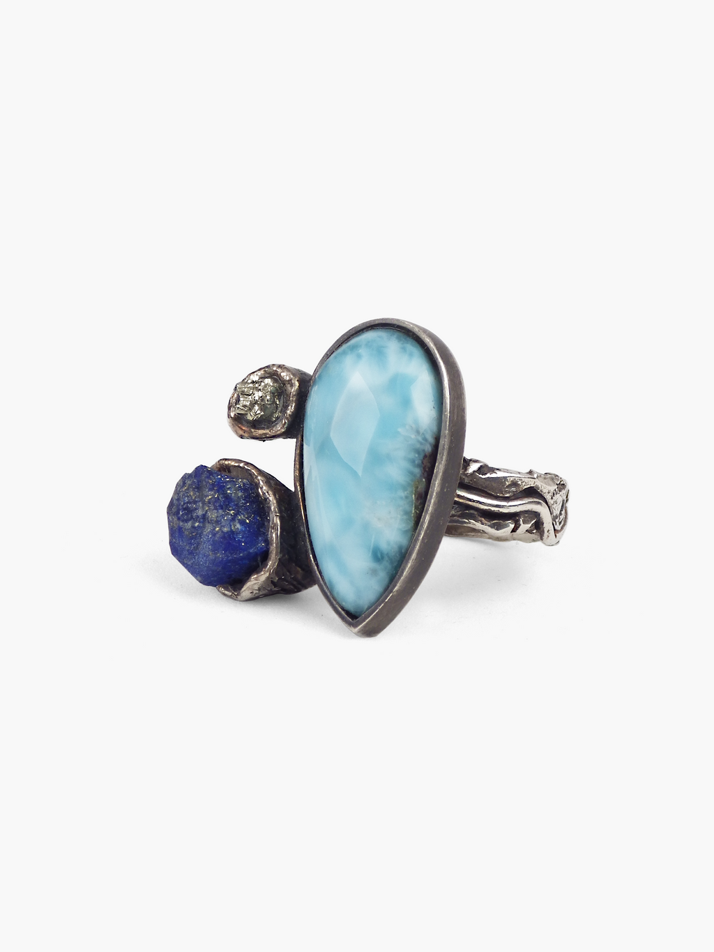 anillo único artesanal de plata, larimar, lapislazuli y pirita de Lalanne