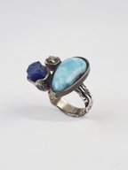 anillo único artesanal de plata, larimar, lapislazuli y pirita de Lalanne