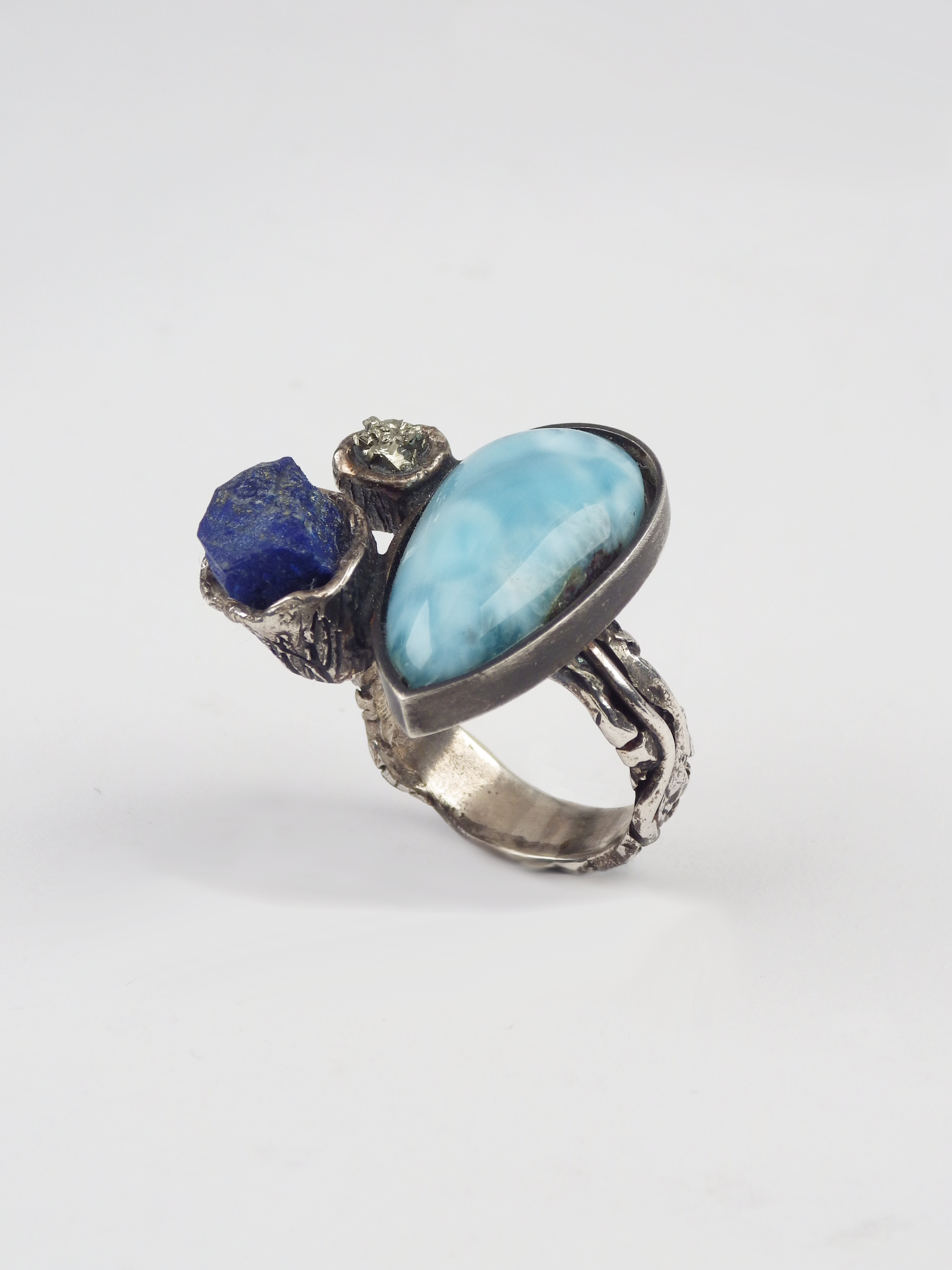 anillo único artesanal de plata, larimar, lapislazuli y pirita de Lalanne