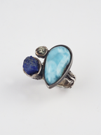 anillo único artesanal de plata, larimar, lapislazuli y pirita de Lalanne