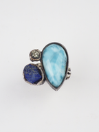 anillo único artesanal de plata, larimar, lapislazuli y pirita de Lalanne