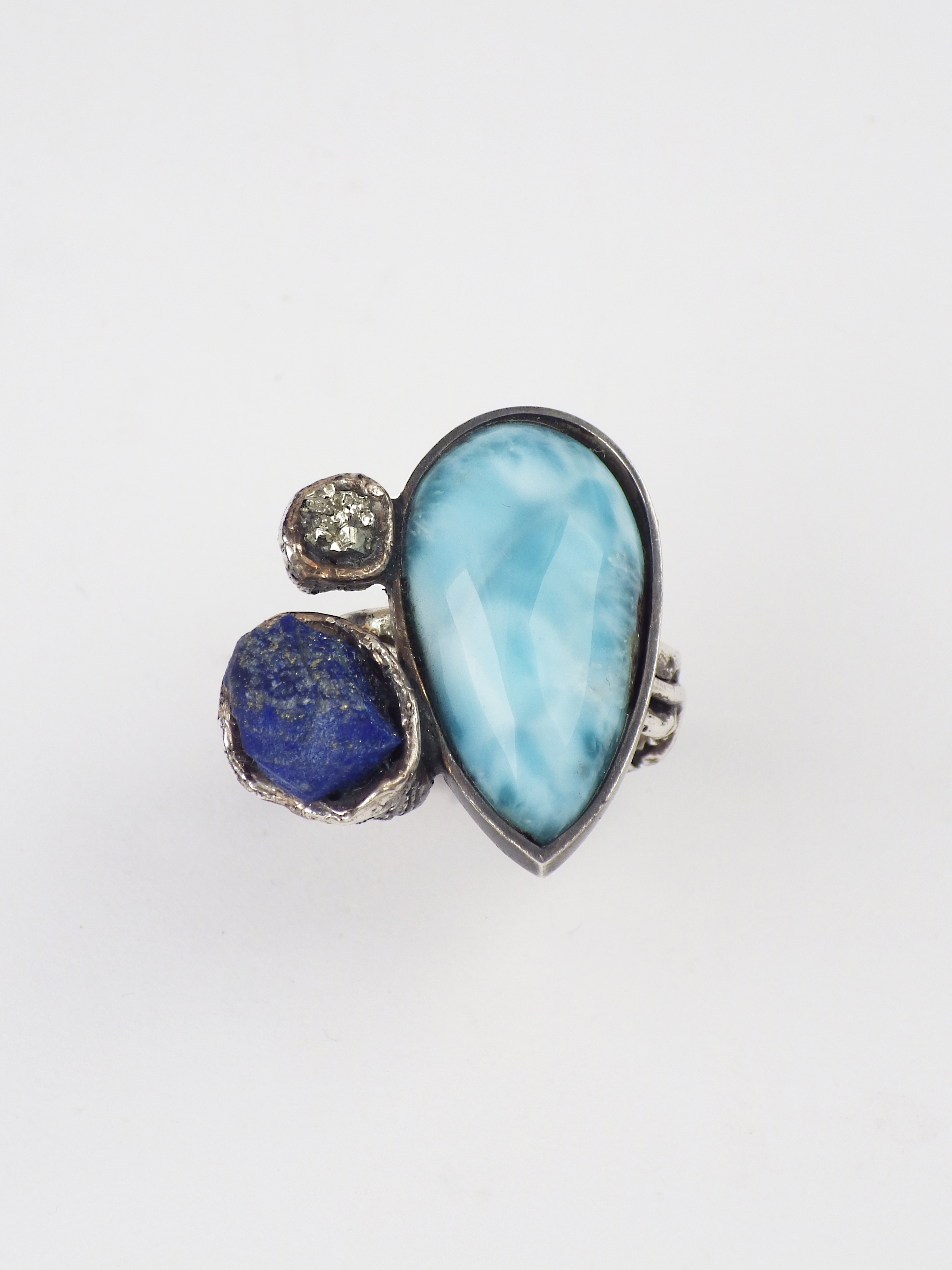 anillo único artesanal de plata, larimar, lapislazuli y pirita de Lalanne