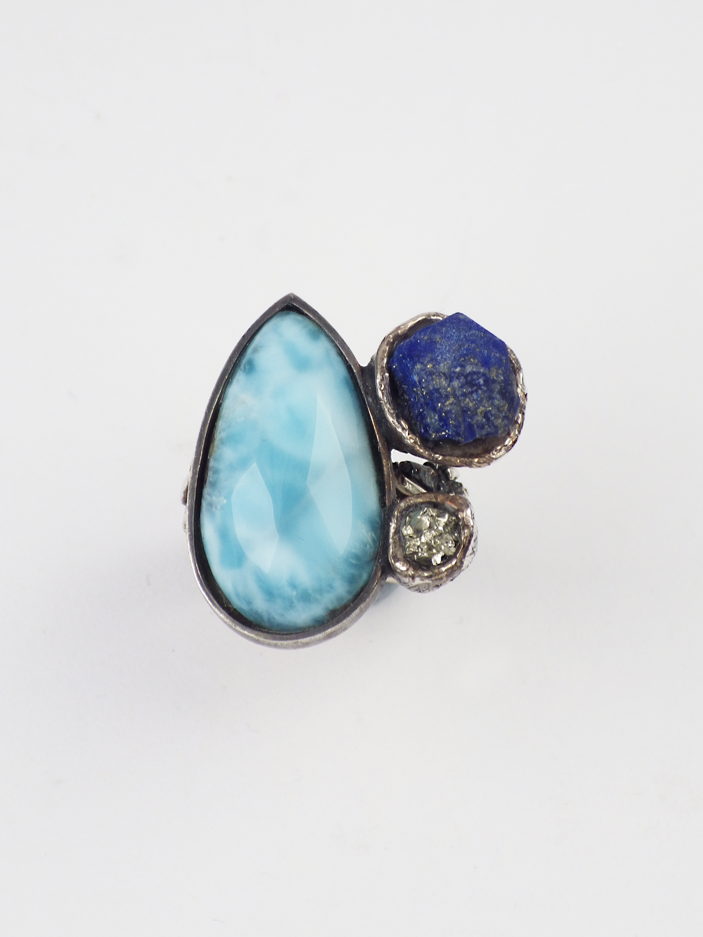 anillo único artesanal de plata, larimar, lapislazuli y pirita de Lalanne