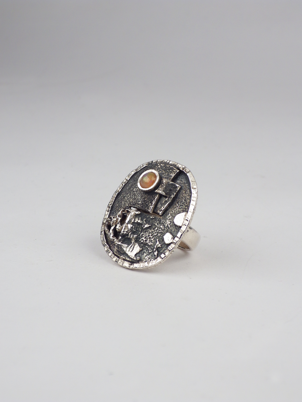 anillo artesanal único Nexo, con Opalo y plata