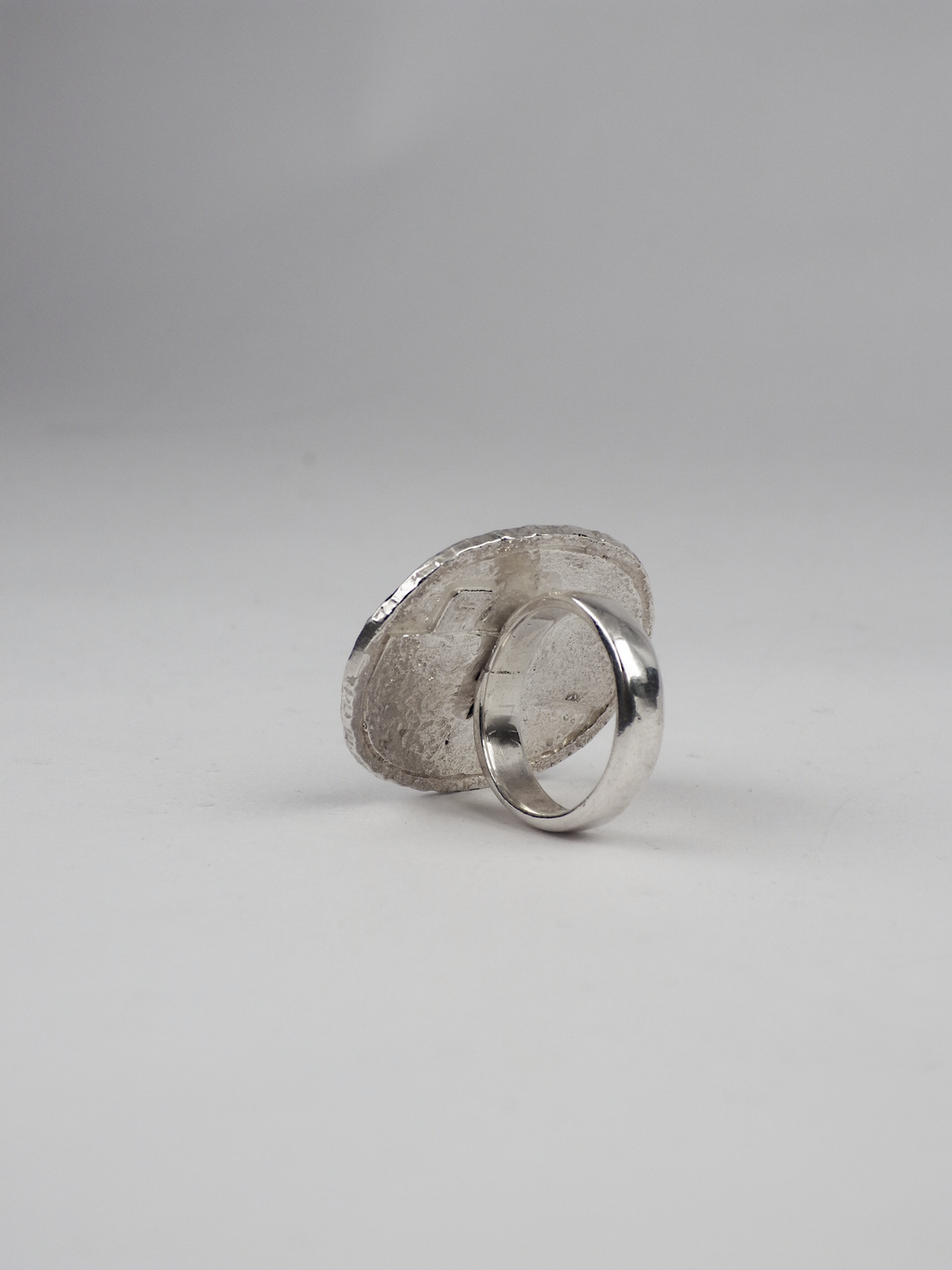 anillo artesanal único Nexo, con Opalo y plata