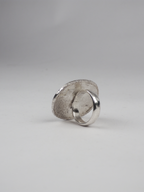 anillo artesanal único Nexo, con Opalo y plata