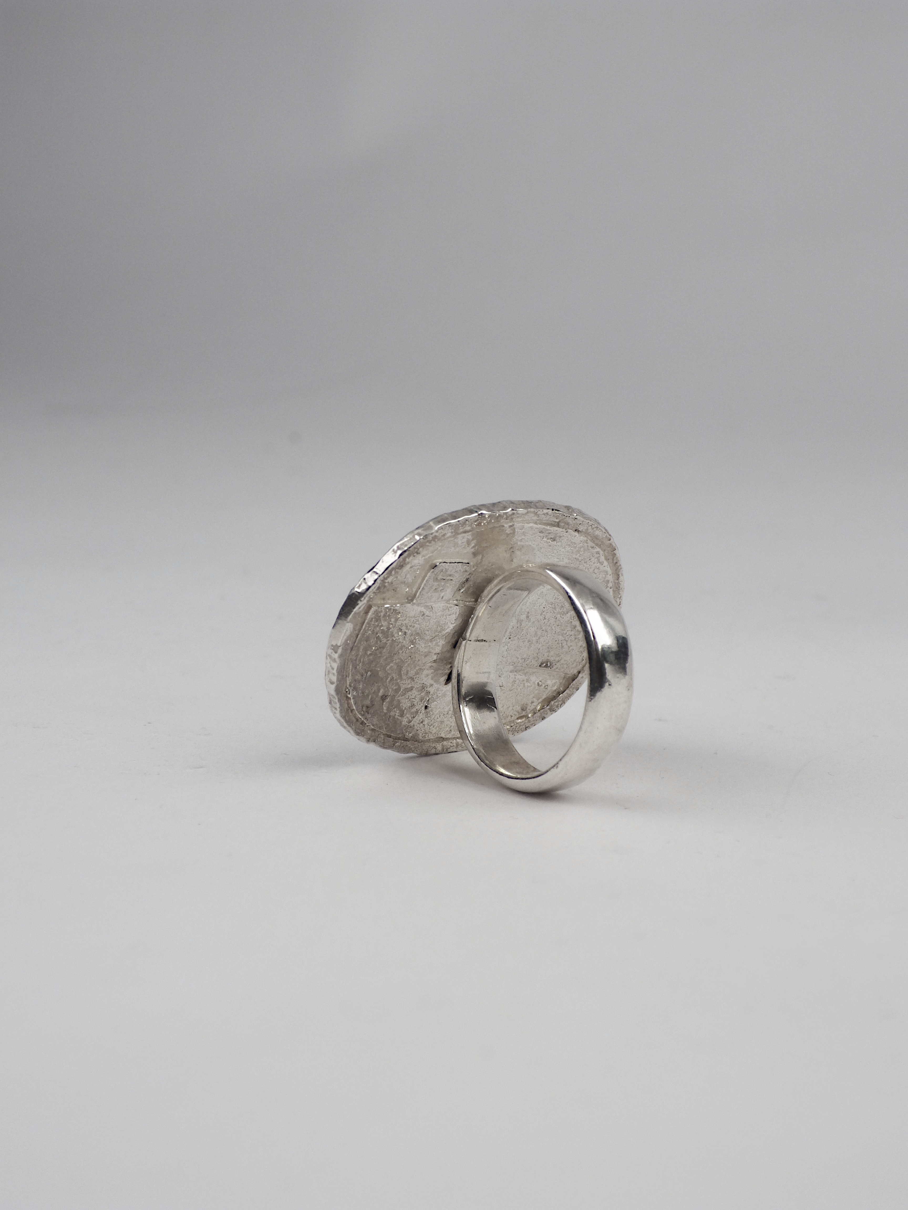 anillo artesanal único Nexo, con Opalo y plata