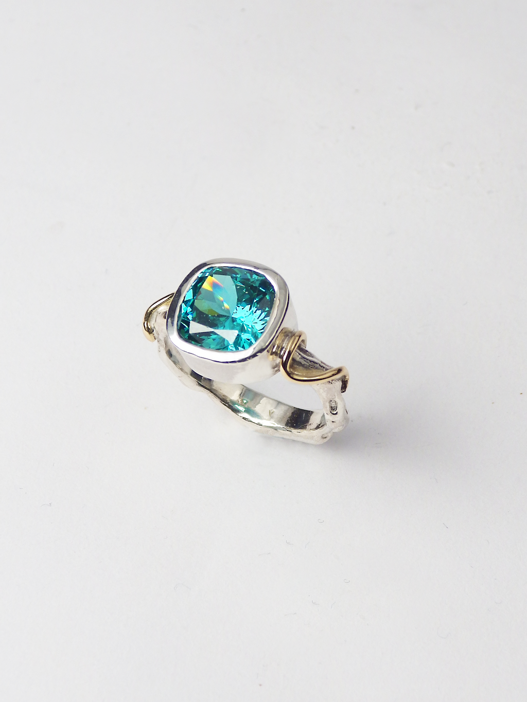 anillo único artesanal de plata, oro y piedra Lake, de Lalanne