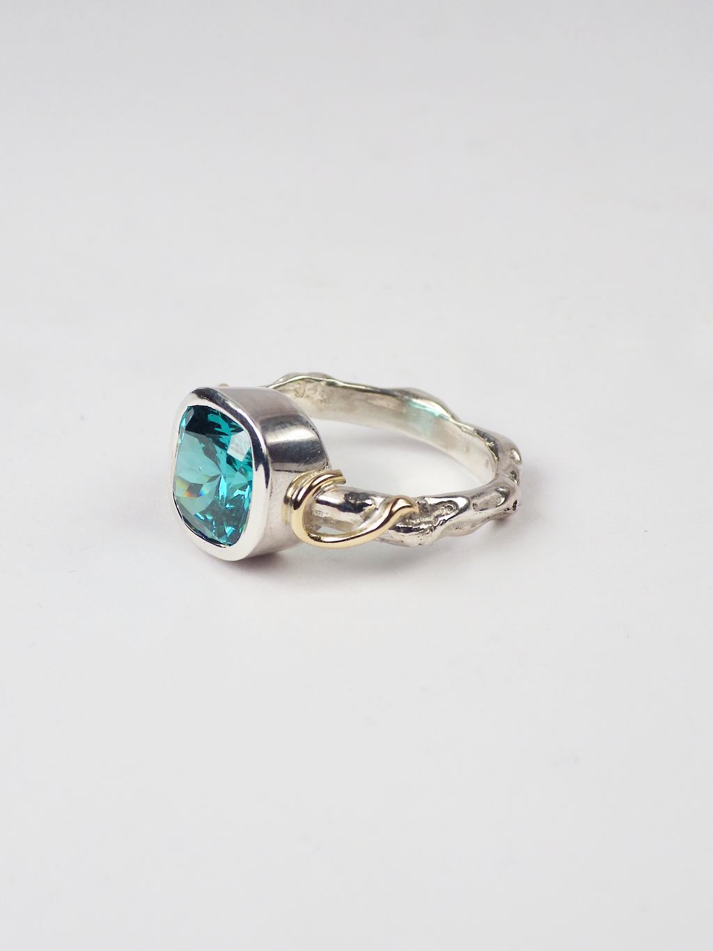 anillo único artesanal de plata, oro y piedra Lake, de Lalanne