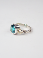 anillo único artesanal de plata, oro y piedra Lake, de Lalanne