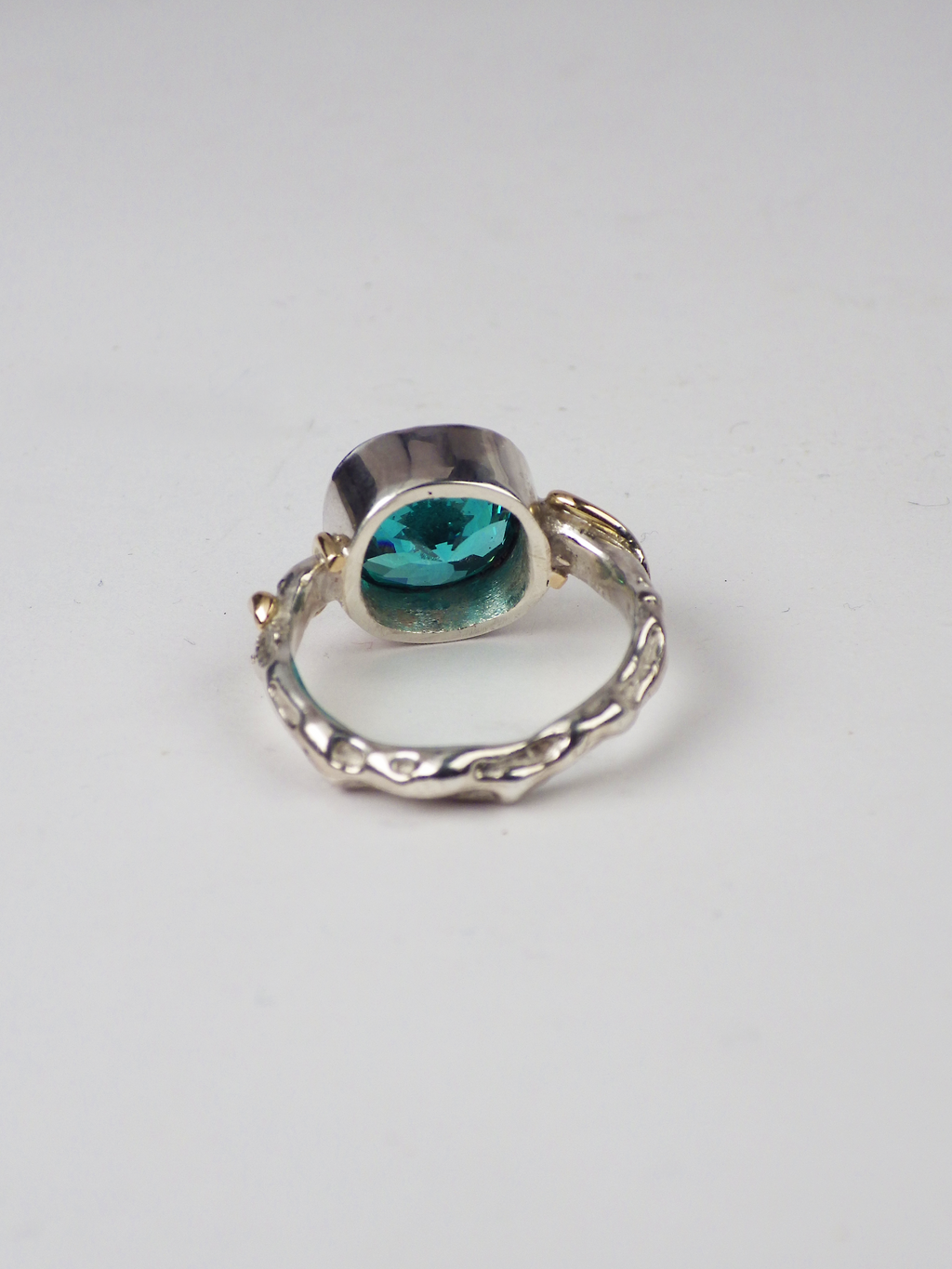 anillo único artesanal de plata, oro y piedra Lake, de Lalanne