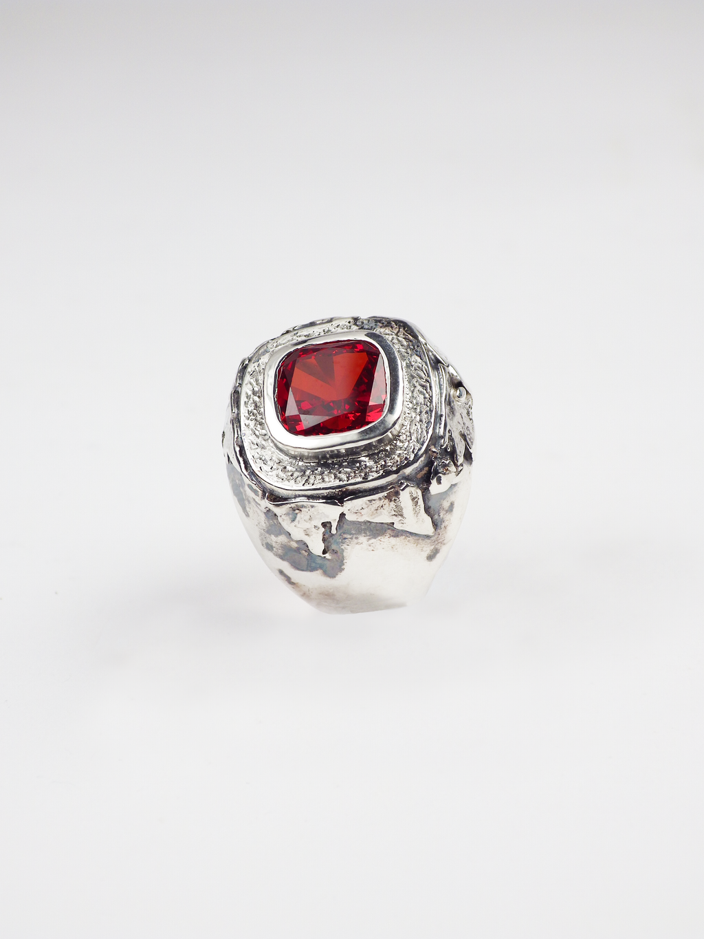 Anillo con circonita naranja engastada y plata reciclada Vesta, de Lalanne