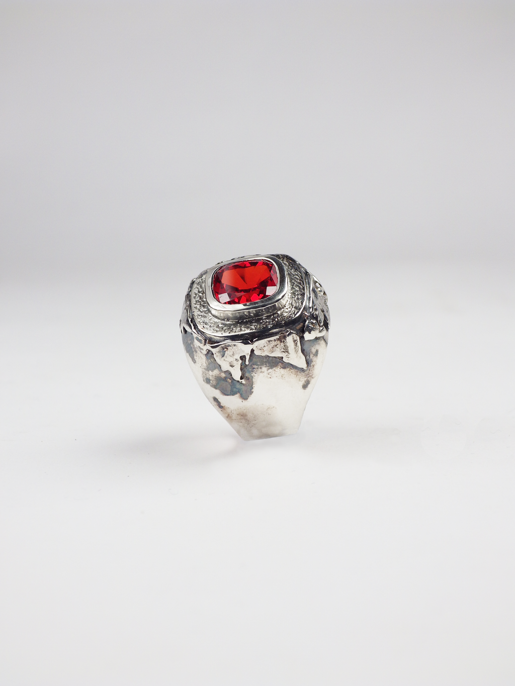 Anillo con circonita naranja engastada y plata reciclada Vesta, de Lalanne