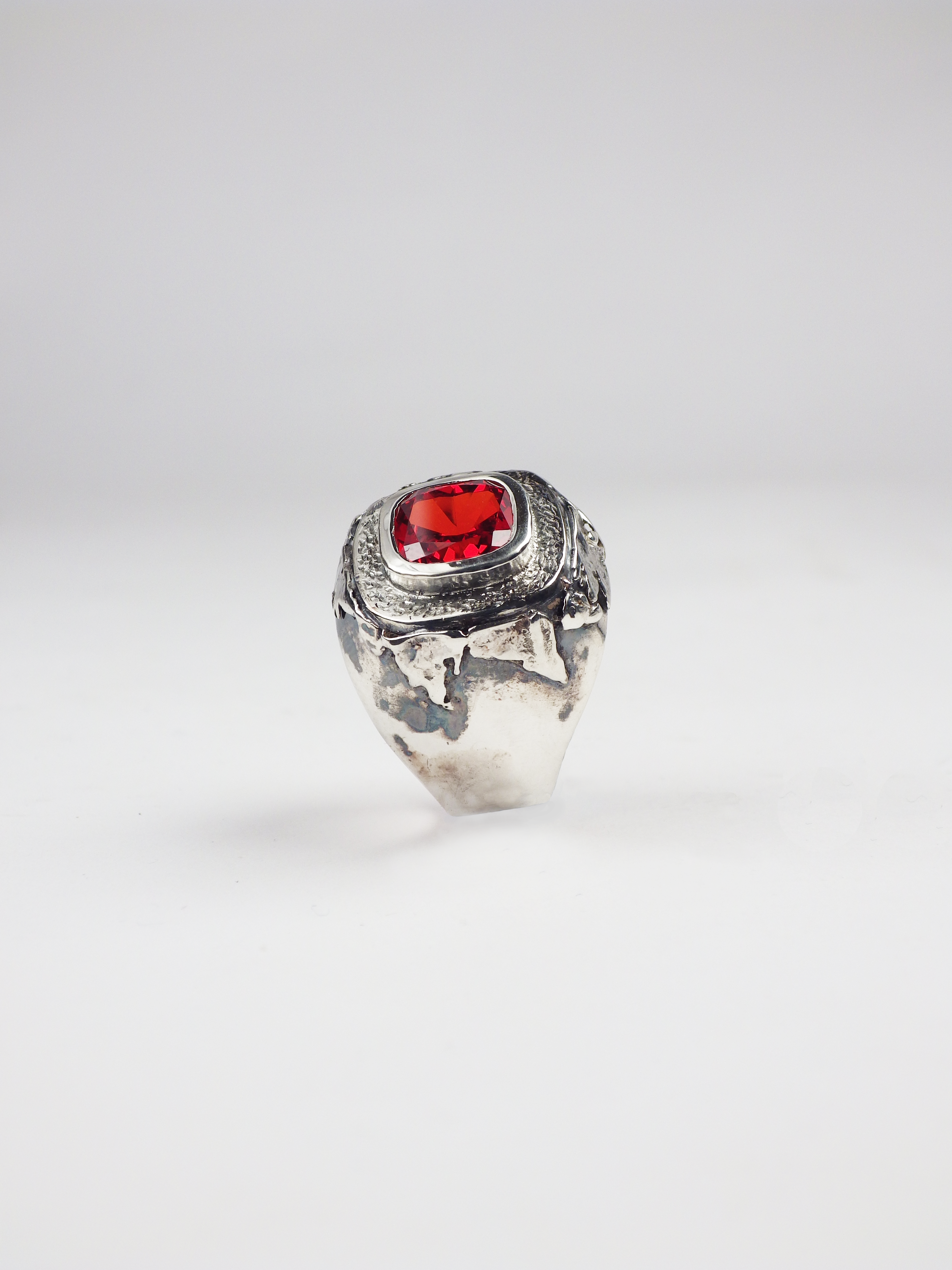 Anillo con circonita naranja engastada y plata reciclada Vesta, de Lalanne