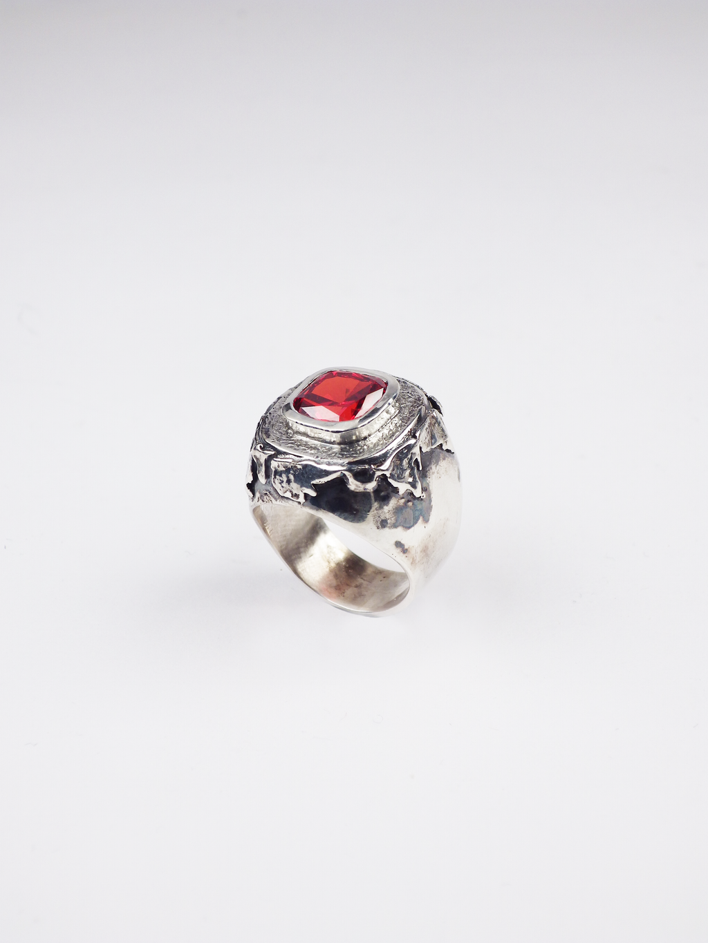 Anillo con circonita naranja engastada y plata reciclada Vesta, de Lalanne