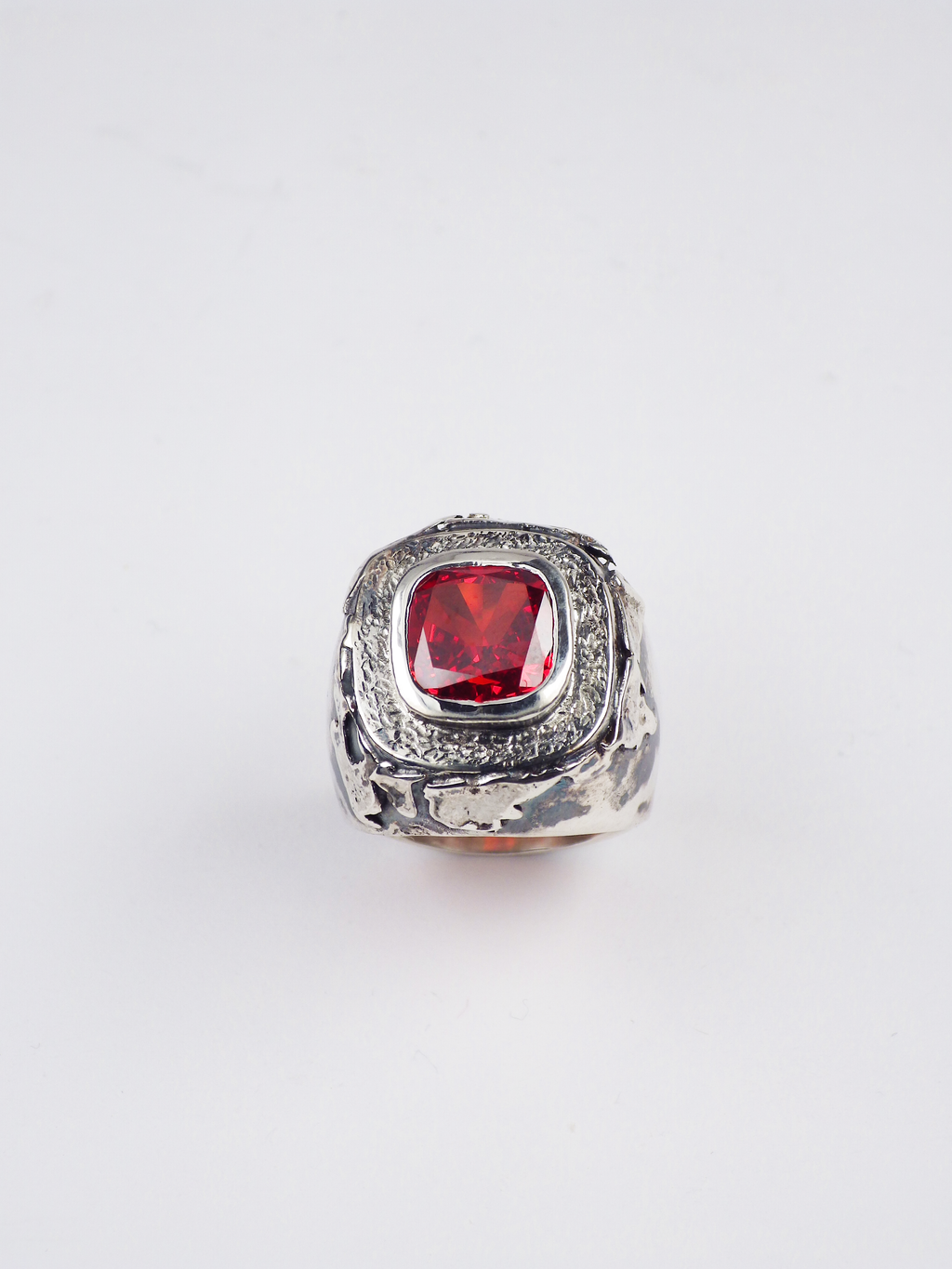 Anillo con circonita naranja engastada y plata reciclada Vesta, de Lalanne