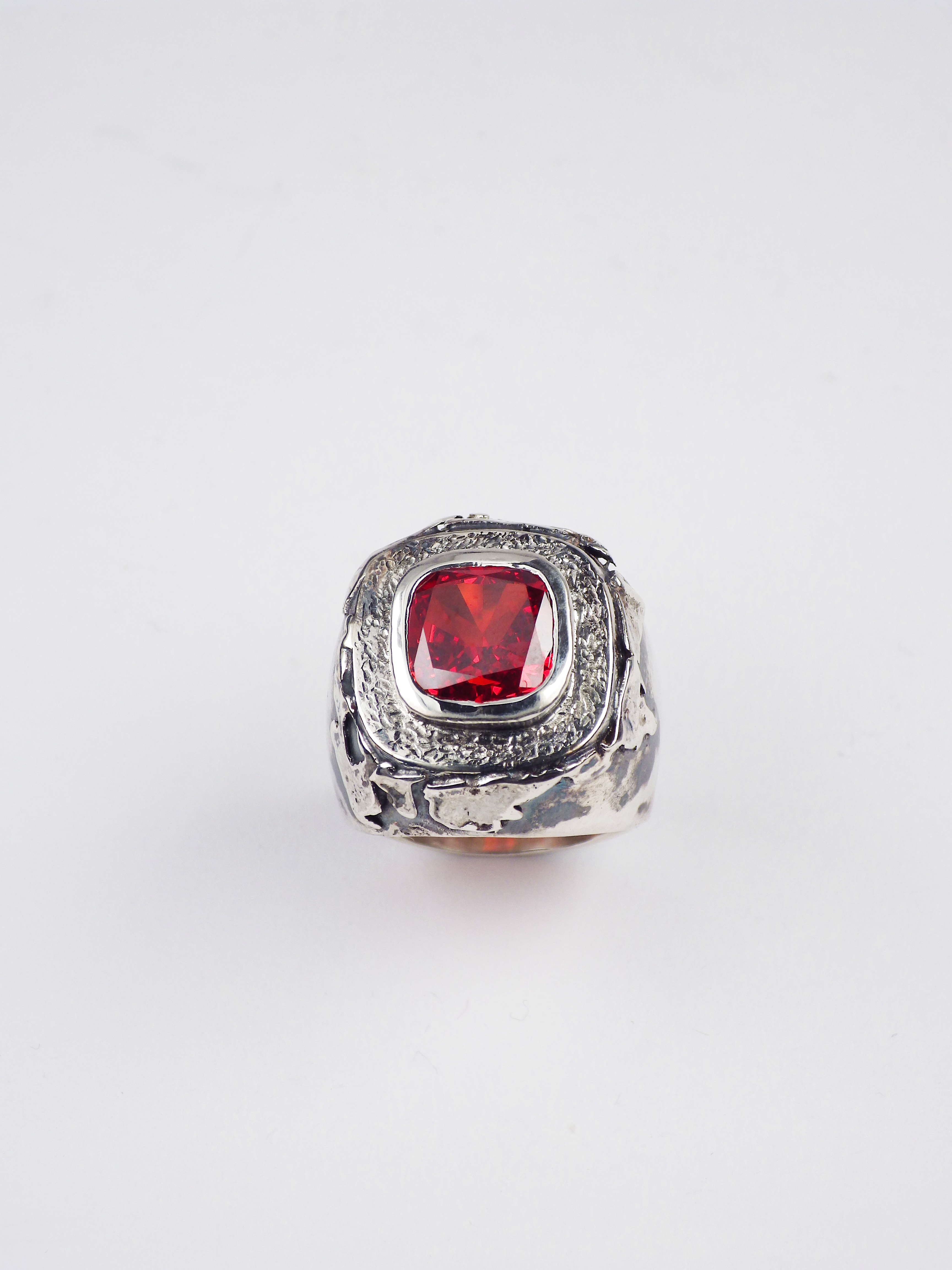 Anillo con circonita naranja engastada y plata reciclada Vesta, de Lalanne