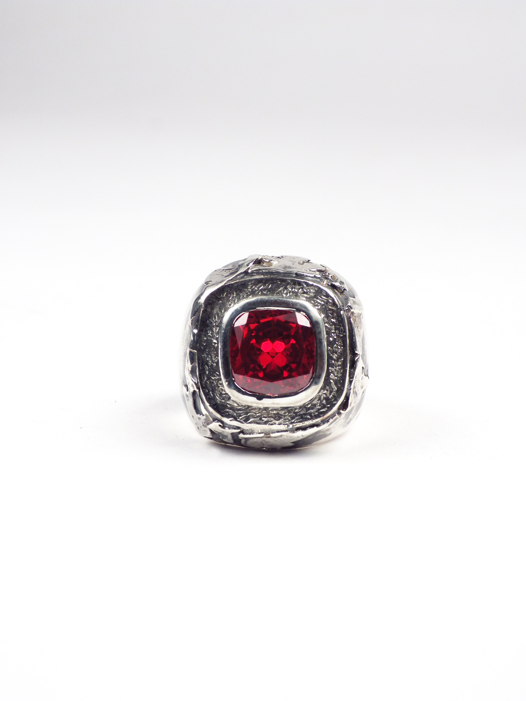 Anillo con circonita naranja engastada y plata reciclada Vesta, de Lalanne