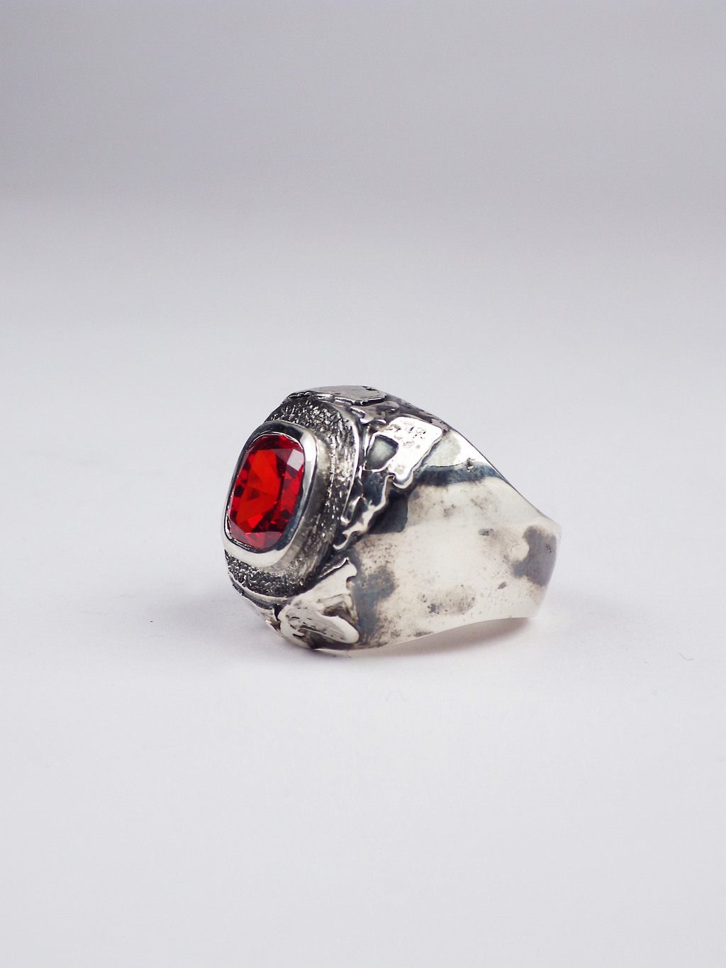 Anillo con circonita naranja engastada y plata reciclada Vesta, de Lalanne