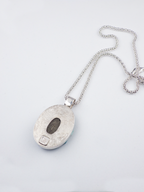 Colgante artesanal de plata reciclada con una pirita oval en bruto y crisocolas en bruto Tellus, de Lalanne