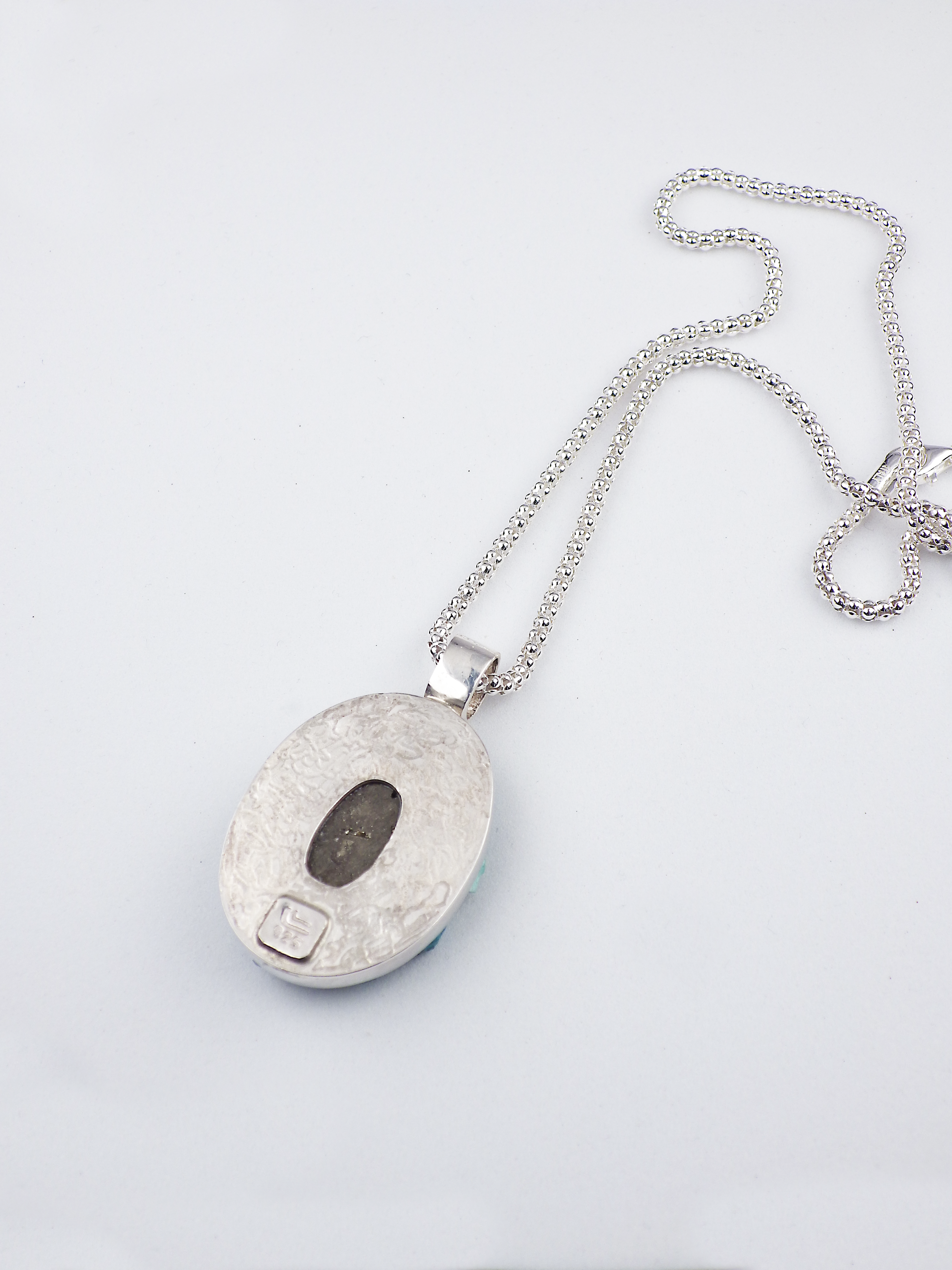 Colgante artesanal de plata reciclada con una pirita oval en bruto y crisocolas en bruto Tellus, de Lalanne