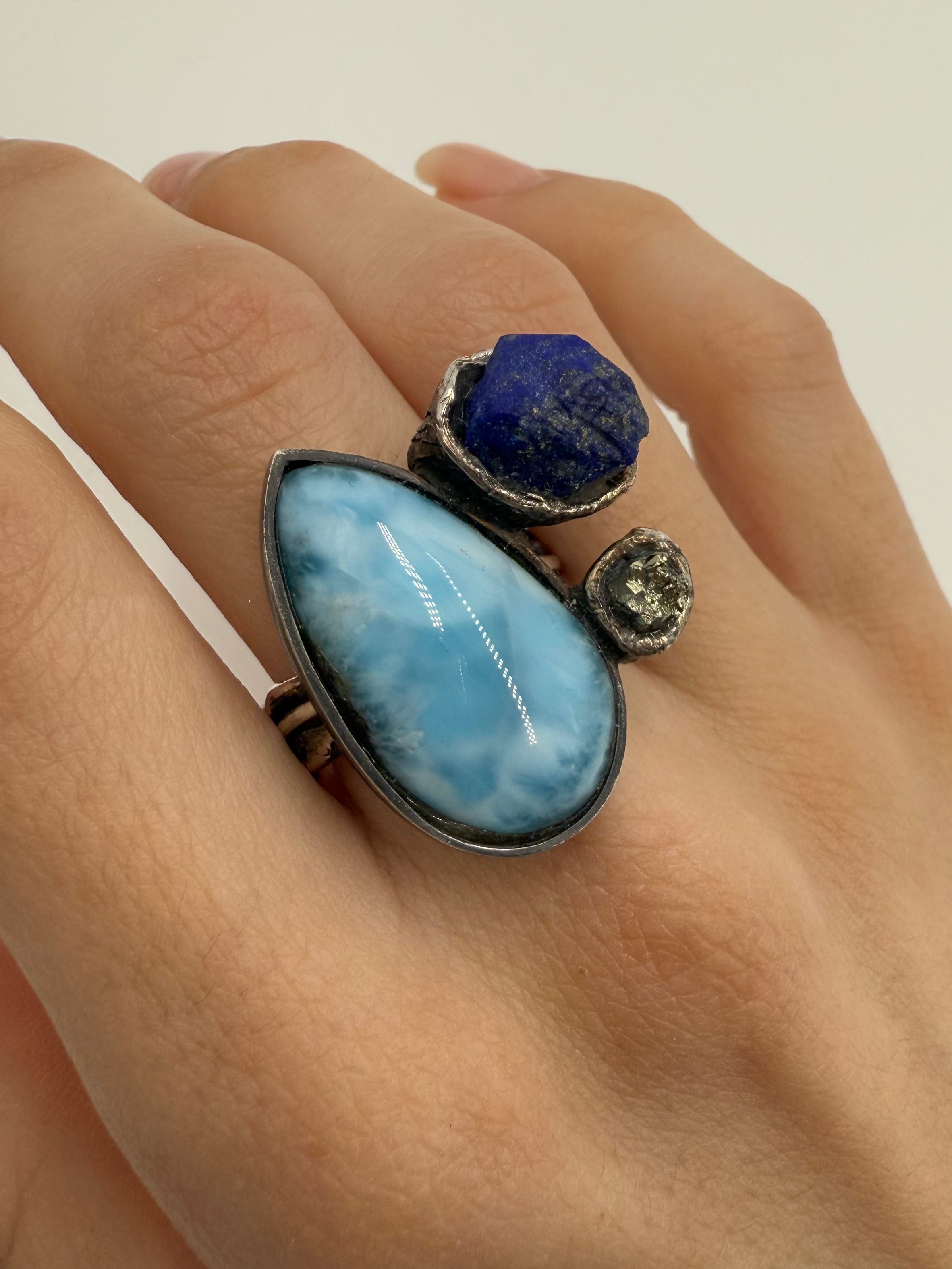 anillo único artesanal de plata, larimar, lapislazuli y pirita de Lalanne