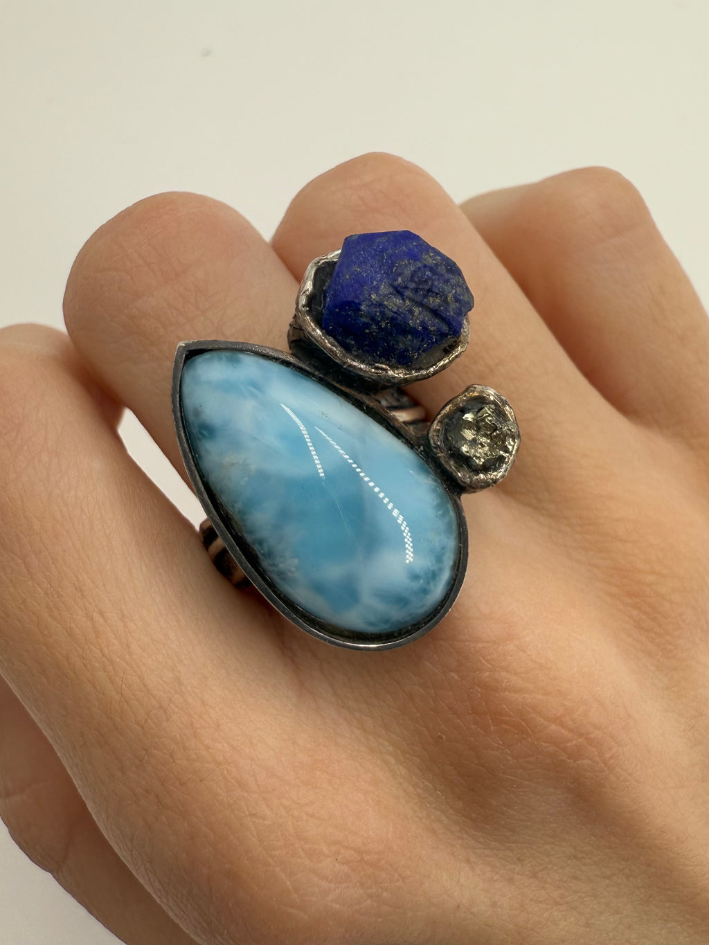 anillo único artesanal de plata, larimar, lapislazuli y pirita de Lalanne