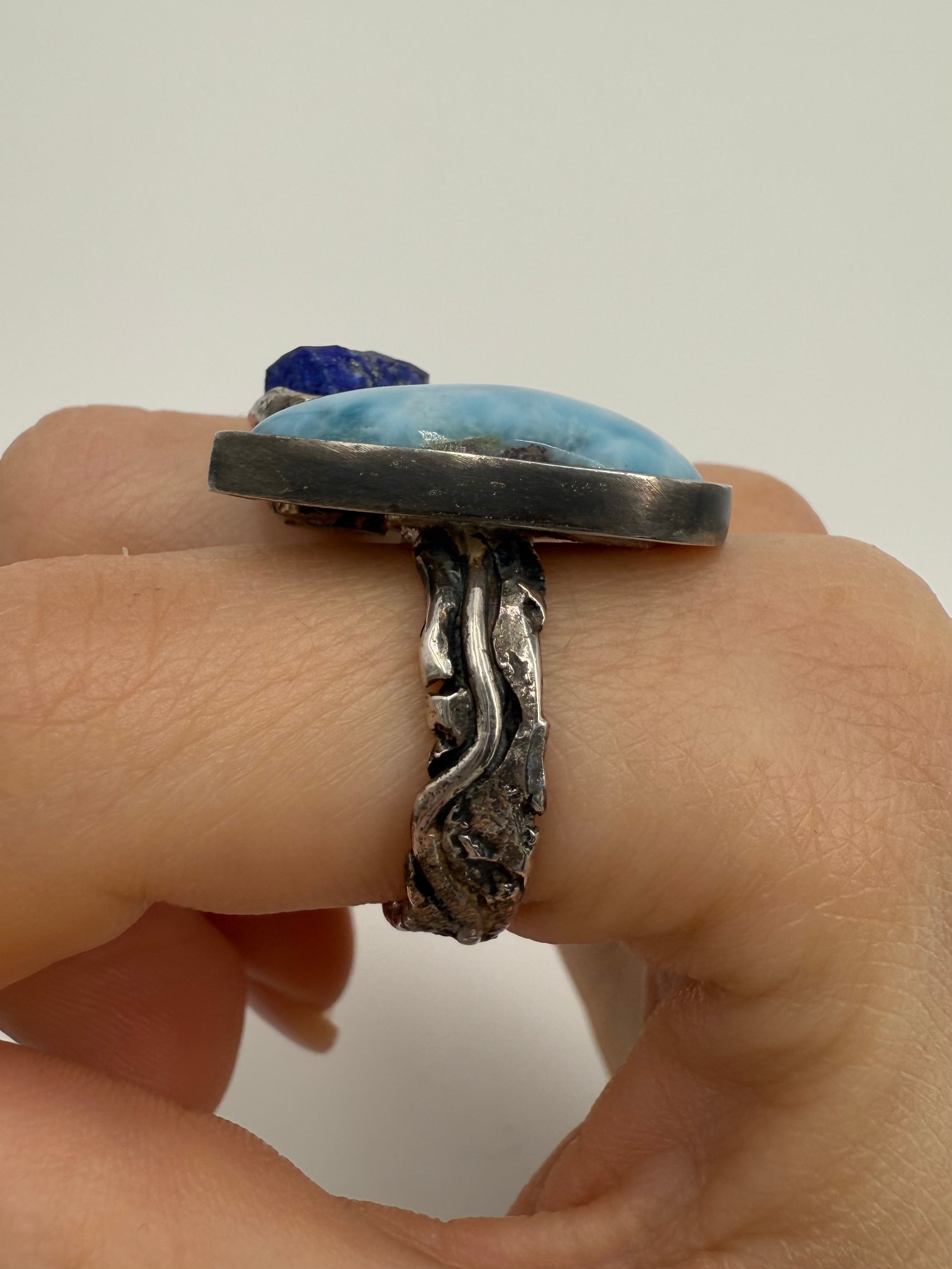 anillo único artesanal de plata, larimar, lapislazuli y pirita de Lalanne