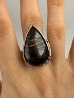 Anillo artesanal con un ojo de tigre en lágrima pulida y plata reciclada Terra, de Lalanne