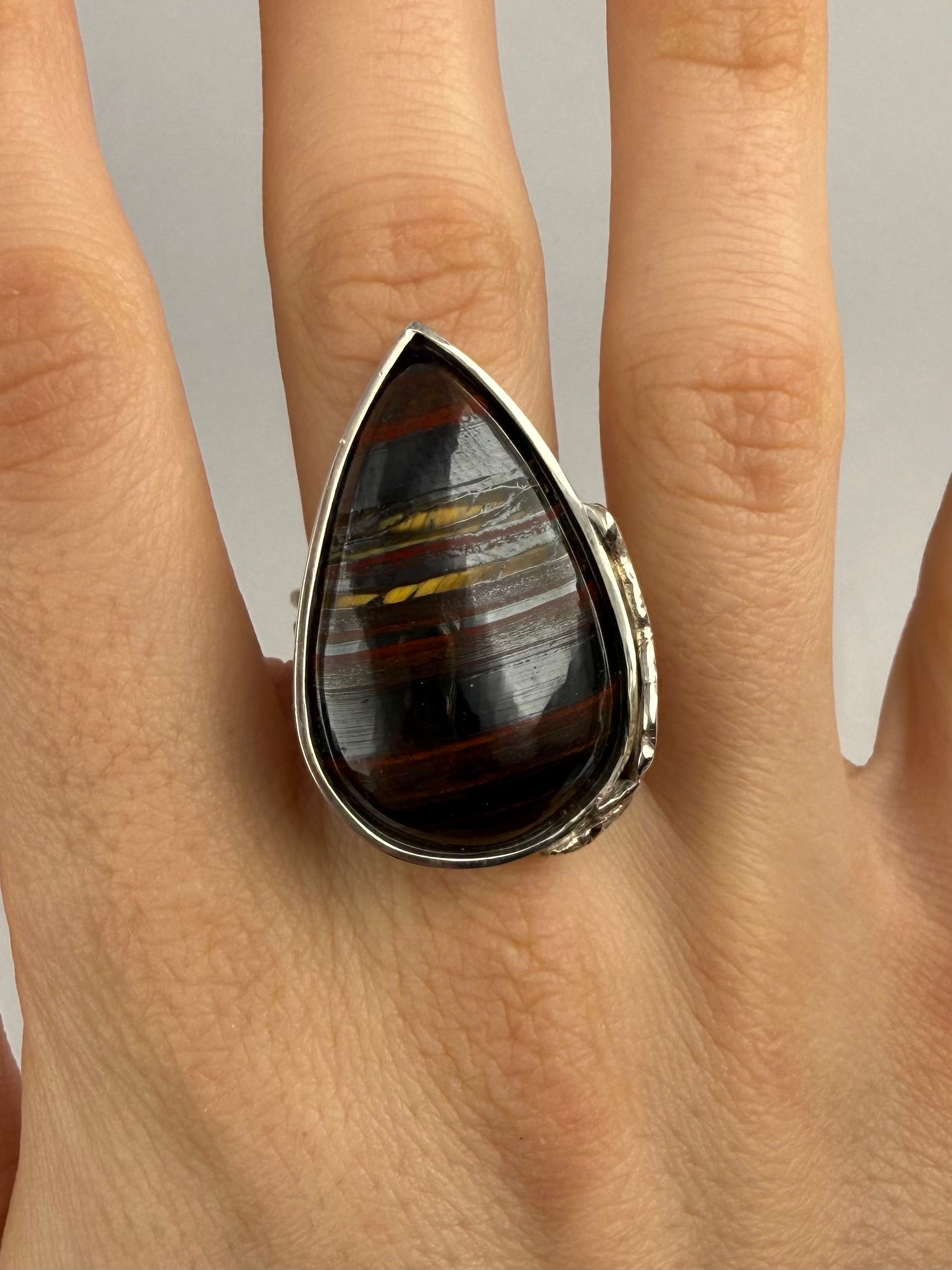 Anillo artesanal con un ojo de tigre en lágrima pulida y plata reciclada Terra, de Lalanne