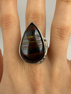 Anillo artesanal con un ojo de tigre en lágrima pulida y plata reciclada Terra, de Lalanne